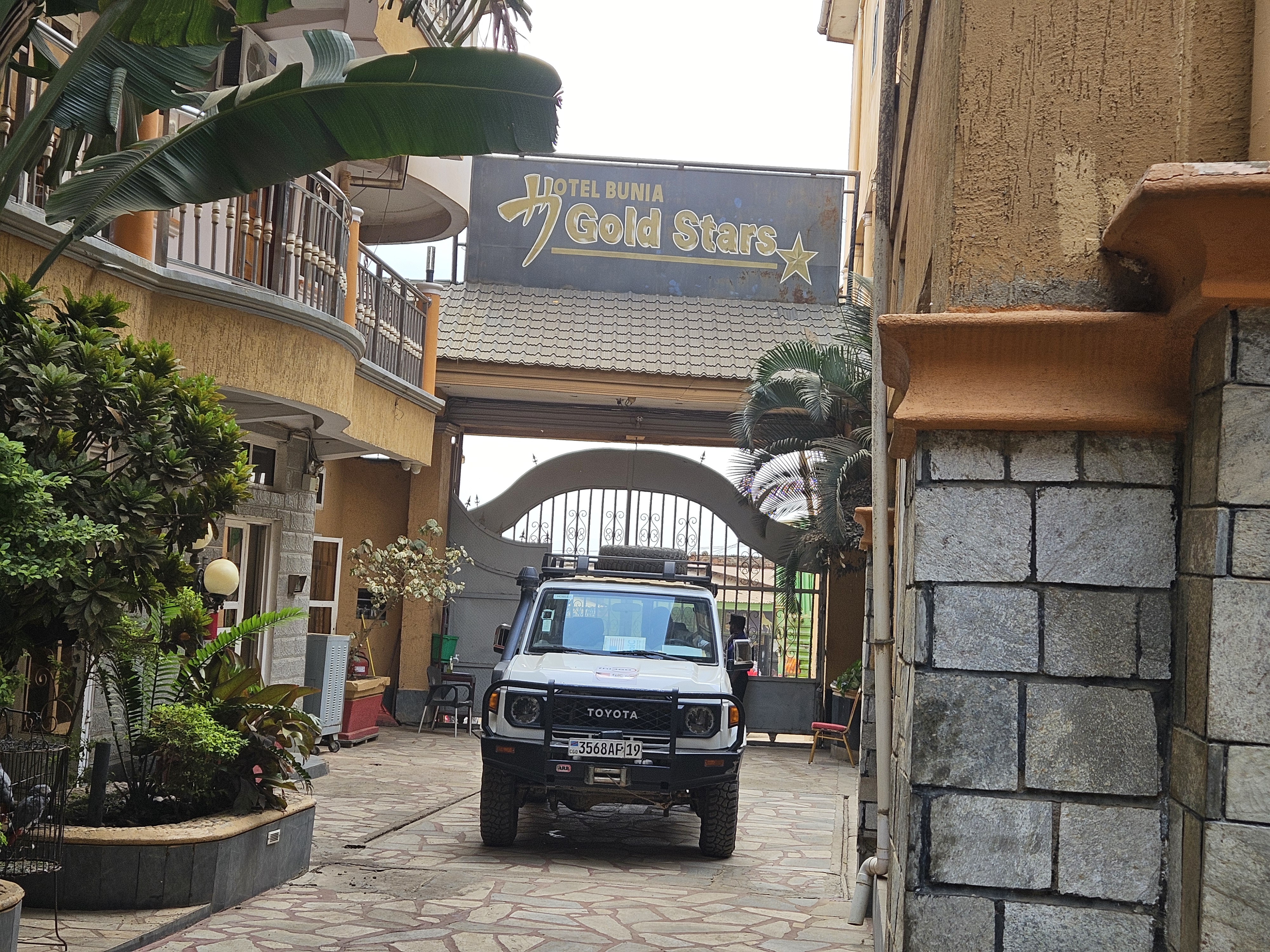 Façade et accueil de l'hôtel Gold Stars Bunia